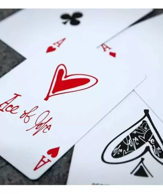 Love Me by theory11 – Cărți de joc premium | Emagie.ro