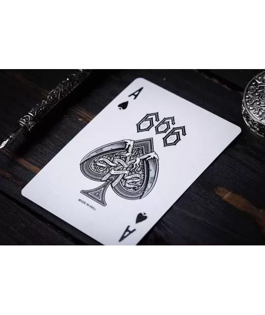 666 Silver Foil by Riffle Shuffle – Cărți de joc premium | Emagie.ro