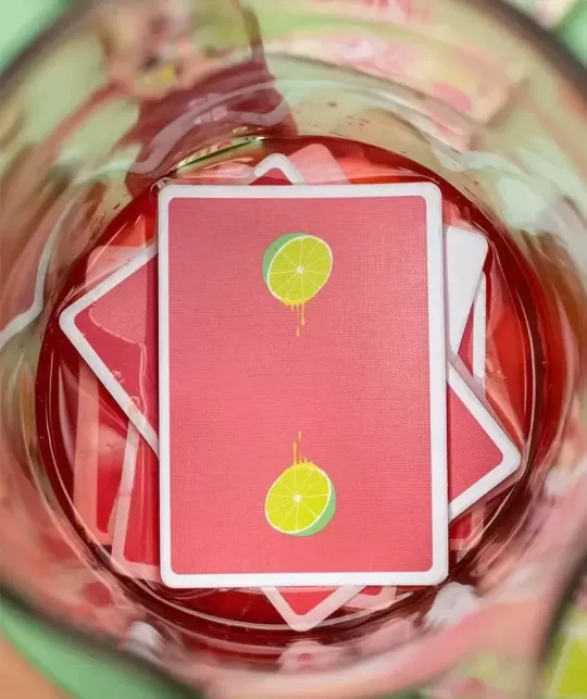 Squeezers V4 Cherry Limeade – Cărți de joc premium | Emagie.ro