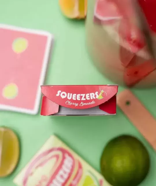 Squeezers V4 Cherry Limeade – Cărți de joc premium | Emagie.ro