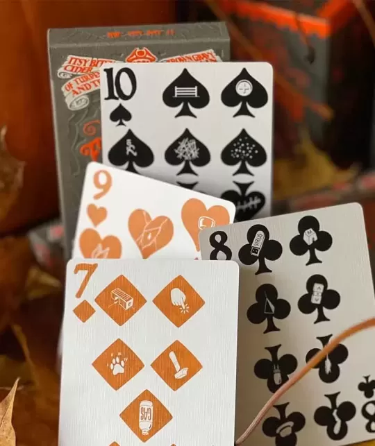 Odd Fellows Cpt Spindel Webber UV – Cărți de joc premium | Emagie.ro