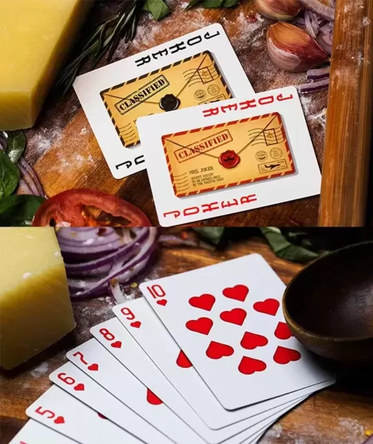 The Royal Pizza Palace Set by Riffle Shuffle – Cărți de joc premium | Emagie.ro