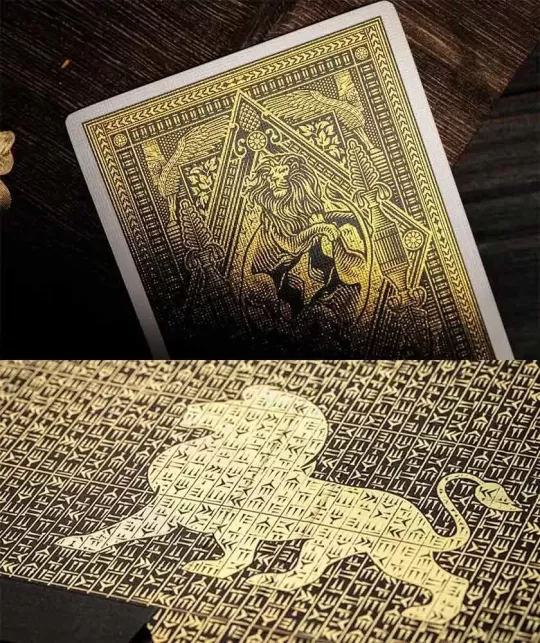 The Great Creator Earth Gold Foil – Cărți de joc premium | Emagie.ro