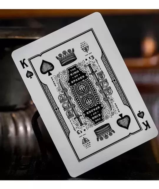 High Victorian Red by theory11 – Cărți de joc premium | Emagie.ro