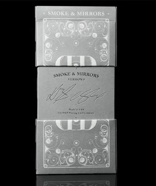 Smoke & Mirrors V8 Silver Deluxe – Cărți de joc premium | Emagie.ro