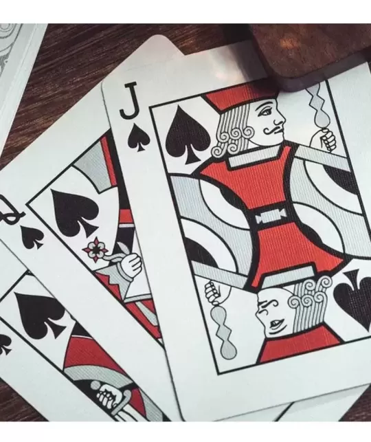 Smoke & Mirrors V8 Silver Deluxe – Cărți de joc premium | Emagie.ro