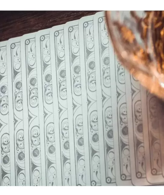 Smoke & Mirrors V8 Silver Deluxe – Cărți de joc premium | Emagie.ro