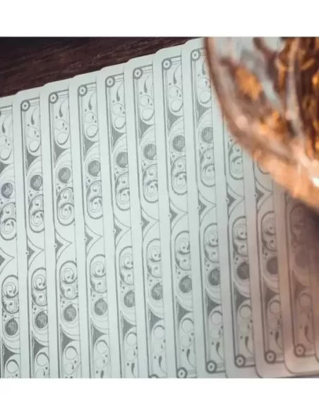 Smoke & Mirrors V8 Silver Deluxe – Cărți de joc premium | Emagie.ro