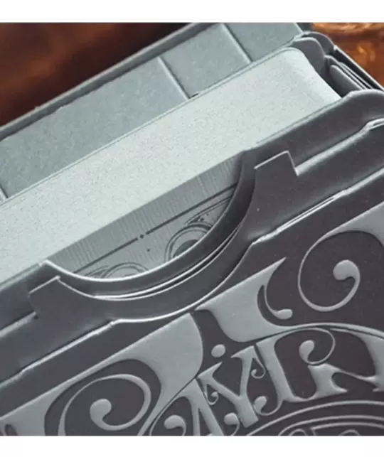 Smoke & Mirrors V8 Silver Deluxe – Cărți de joc premium | Emagie.ro