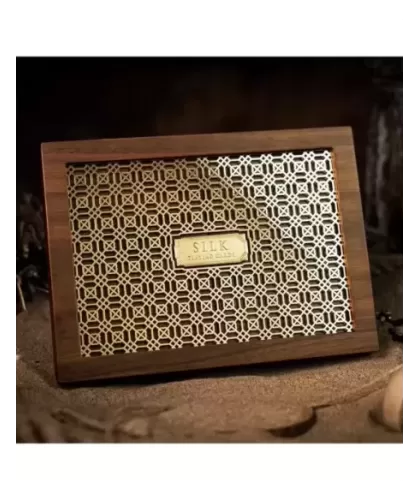 The Silk Wooden Boxset – Cărți de joc premium | Emagie.ro