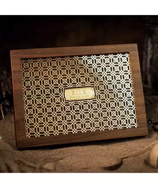 The Silk Wooden Boxset – Cărți de joc premium | Emagie.ro