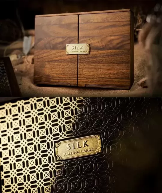 The Silk Wooden Boxset – Cărți de joc premium | Emagie.ro