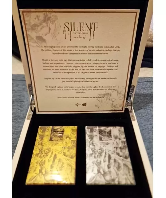 Deluxe Lacquer Collectors Box Set – Cărți de joc premium | Emagie.ro