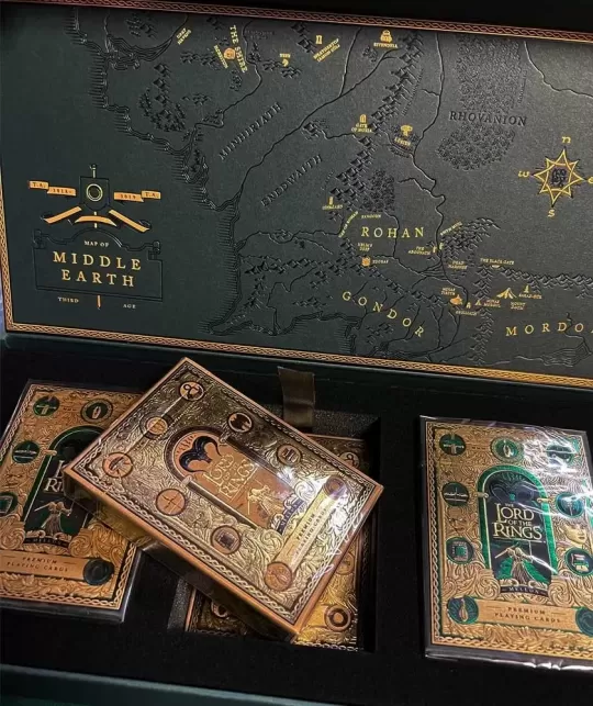 Lord of the Rings Box Sets by theory11 Collector Set – Cărți de joc premium | Emagie.ro