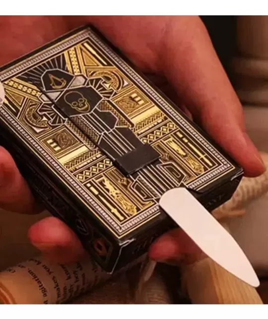 Assassin Creed Legacy Hidden Blade Black Playing Cards – Cărți de joc premium | Emagie.ro