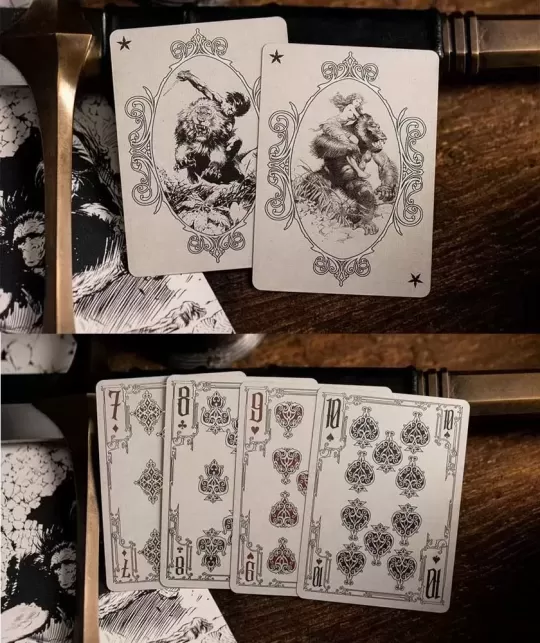 Frazetta Art Museum x Kings Wild Drawing Ed – Cărți de joc premium | Emagie.ro