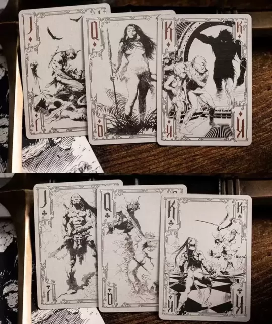 Frazetta Art Museum x Kings Wild Drawing Ed – Cărți de joc premium | Emagie.ro