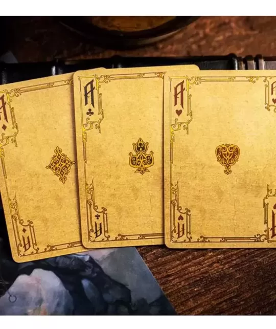 Frazetta Art Museum x Kings Wild Painting Ed – Cărți de joc premium | Emagie.ro