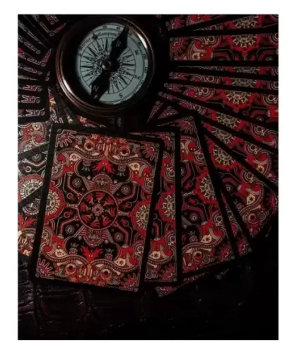 False Idols Totem Playing Cards by Joker and the Thief – Cărți de joc premium | Emagie.ro