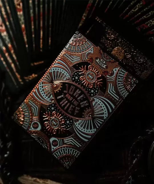 False Idols Totem Playing Cards by Joker and the Thief – Cărți de joc premium | Emagie.ro