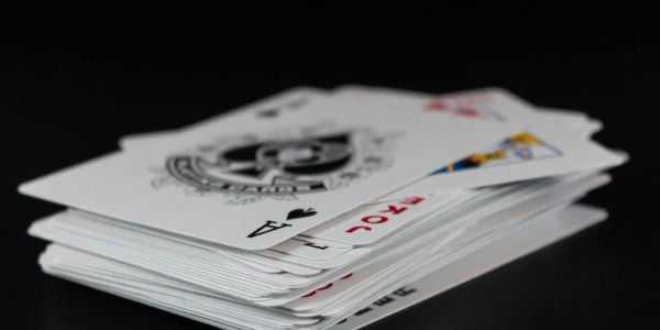 Cum alegi primul tău deck de cărți de joc? Ghid rapid pentru începători