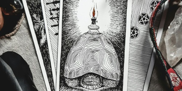 Tarot sau Oracol? Care este diferența și ce să alegi ca începător