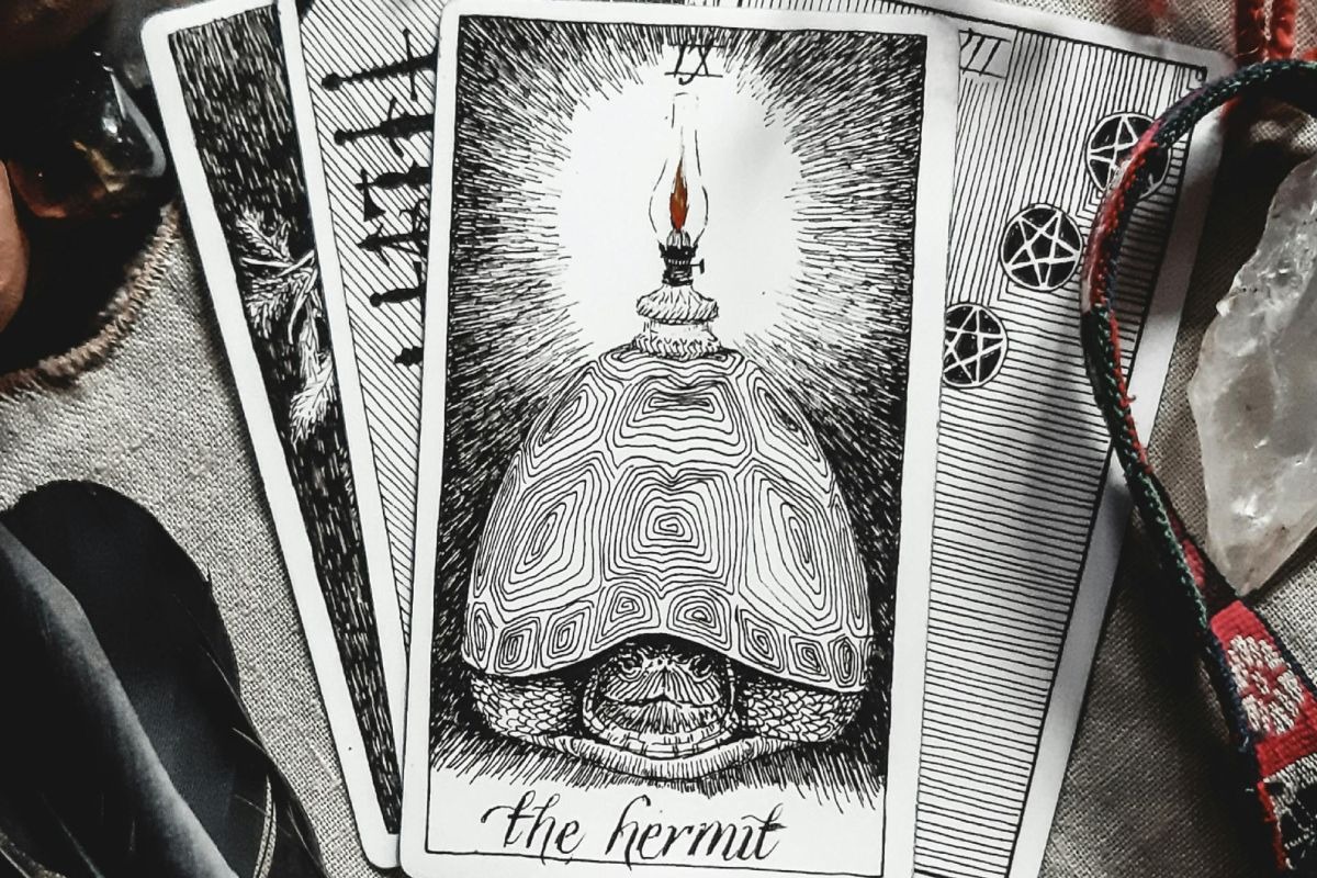 Tarot sau Oracol? Care este diferența și ce să alegi ca începător